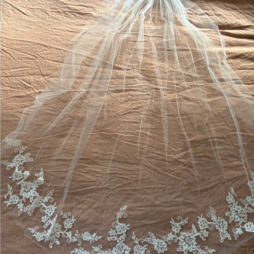 Elegant White Lace Bridal Veil